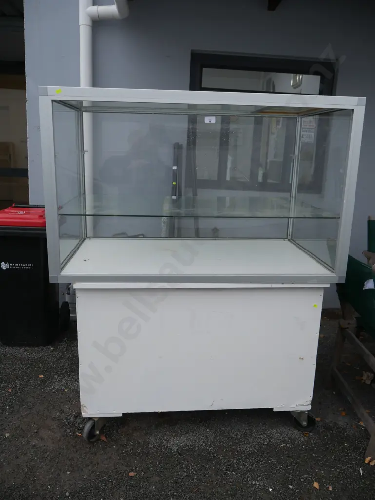 Display case on stand Image 1++