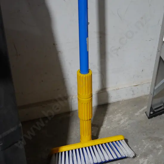 Telescopic water brush