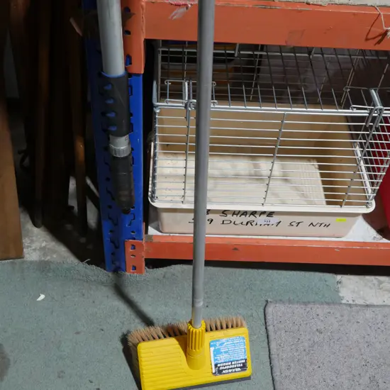 Telescopic water brush