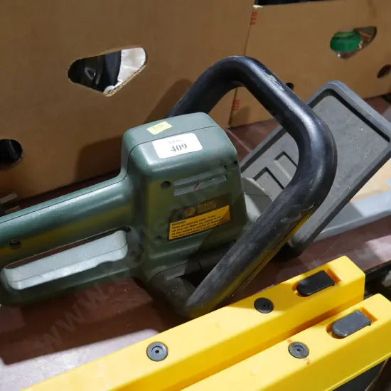 Electric hedge trimmer