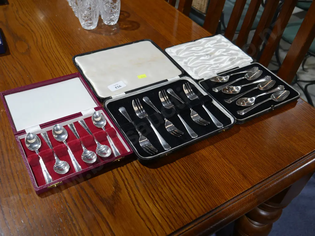 Cased teaspoons and forks Image 1++