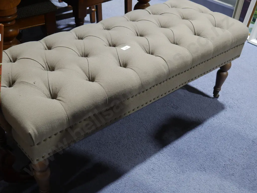 Deep buttoned ottoman Image 1++