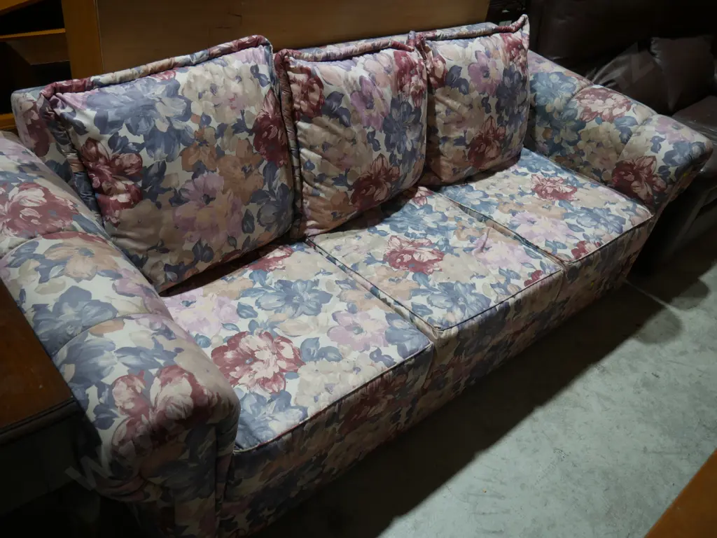 Divan couch Image 1++