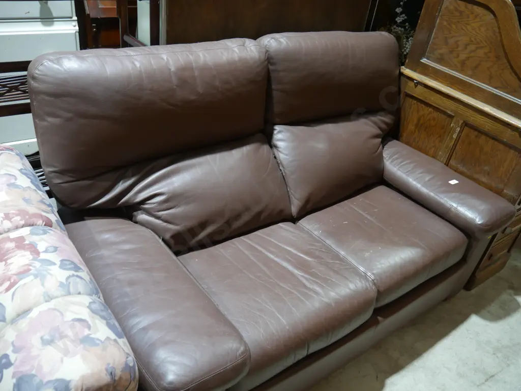 2 seater leather settee Image 1++