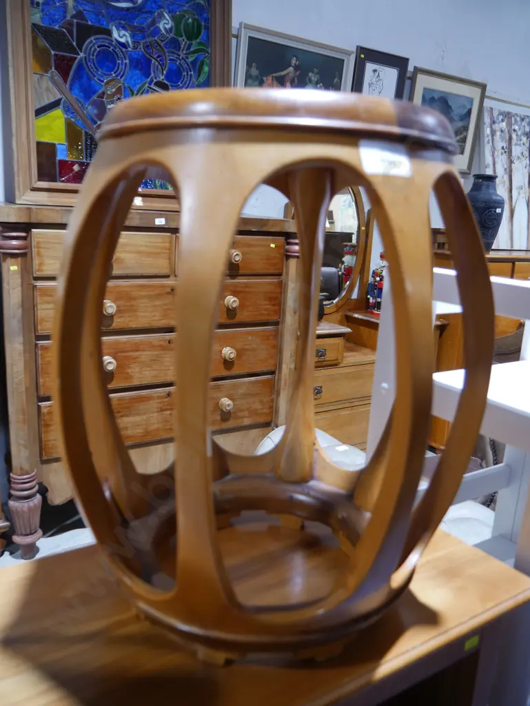 Wooden stool/stand Image 1++