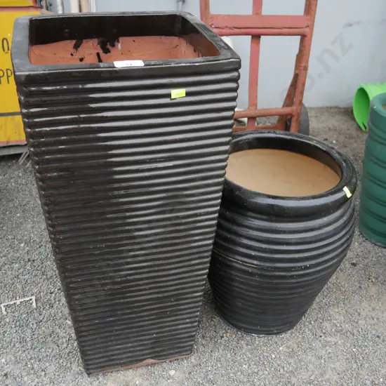 2 plant pots