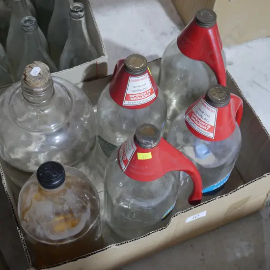 Flagon holders and flagons