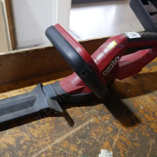 Battery hedge trimmer