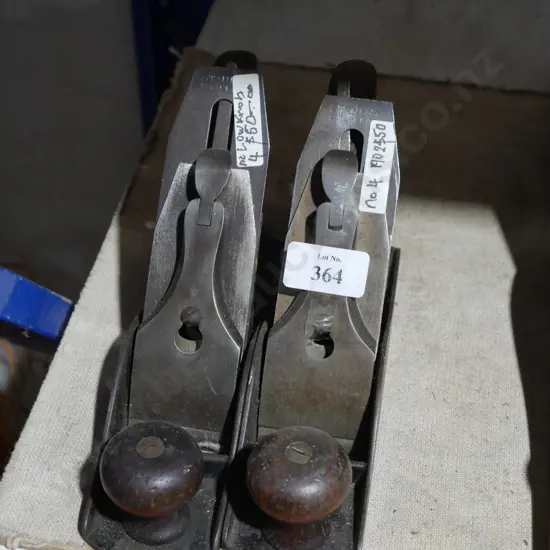 2 wood planes