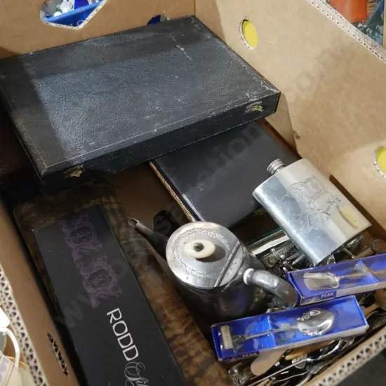 Boxed teaspoons, cutlery etc