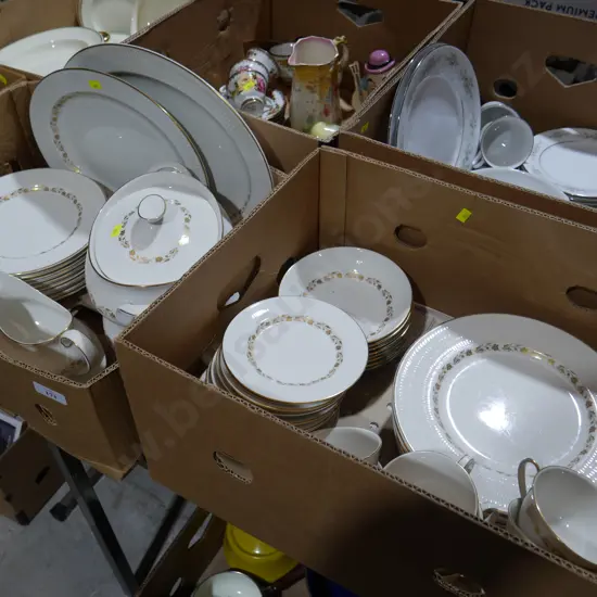 2 boxes of chinaware
