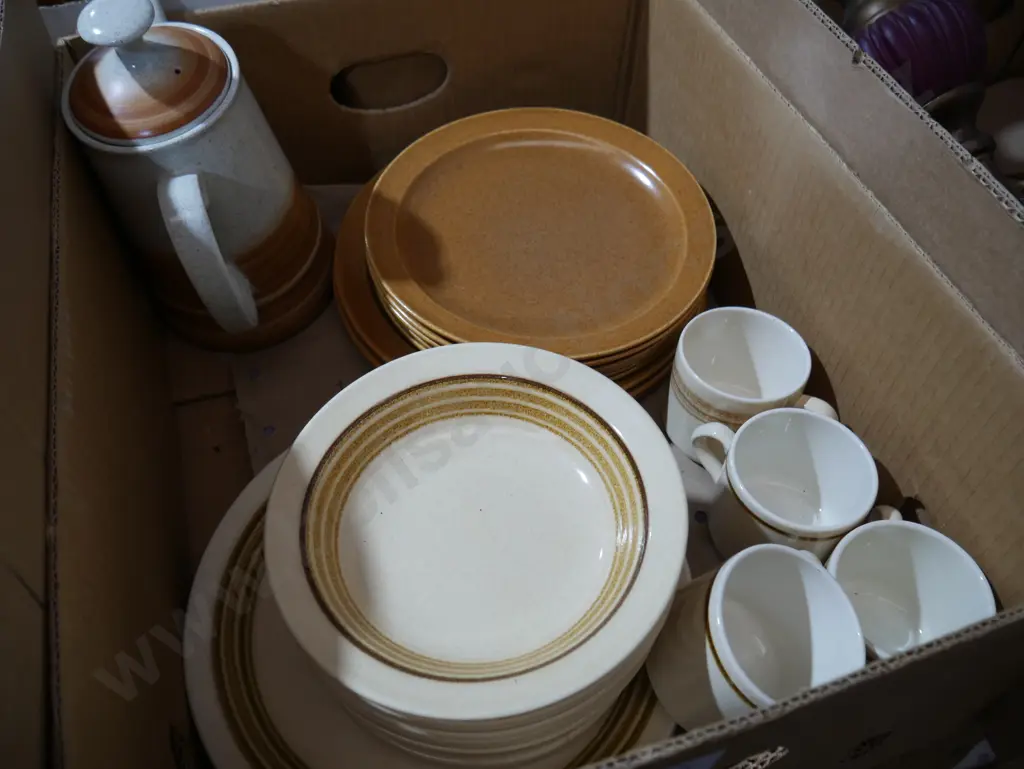 Box of Crown Lynn etc Image 1++