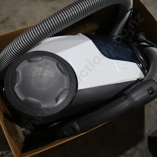 Vacuum and vacuum bags