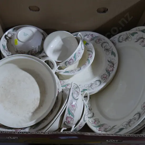 Dinner set/Susie Cooper