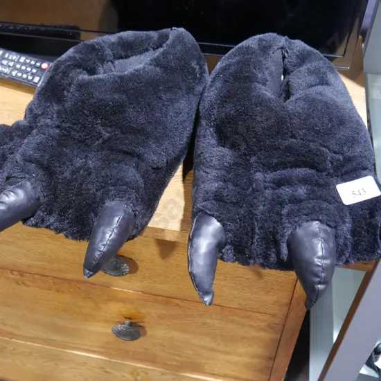 Claw slippers