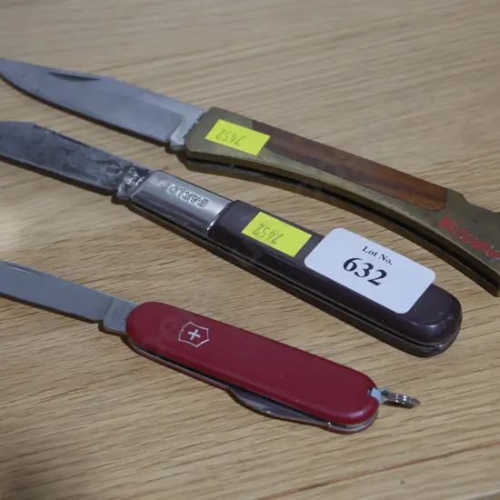3 pocket knives