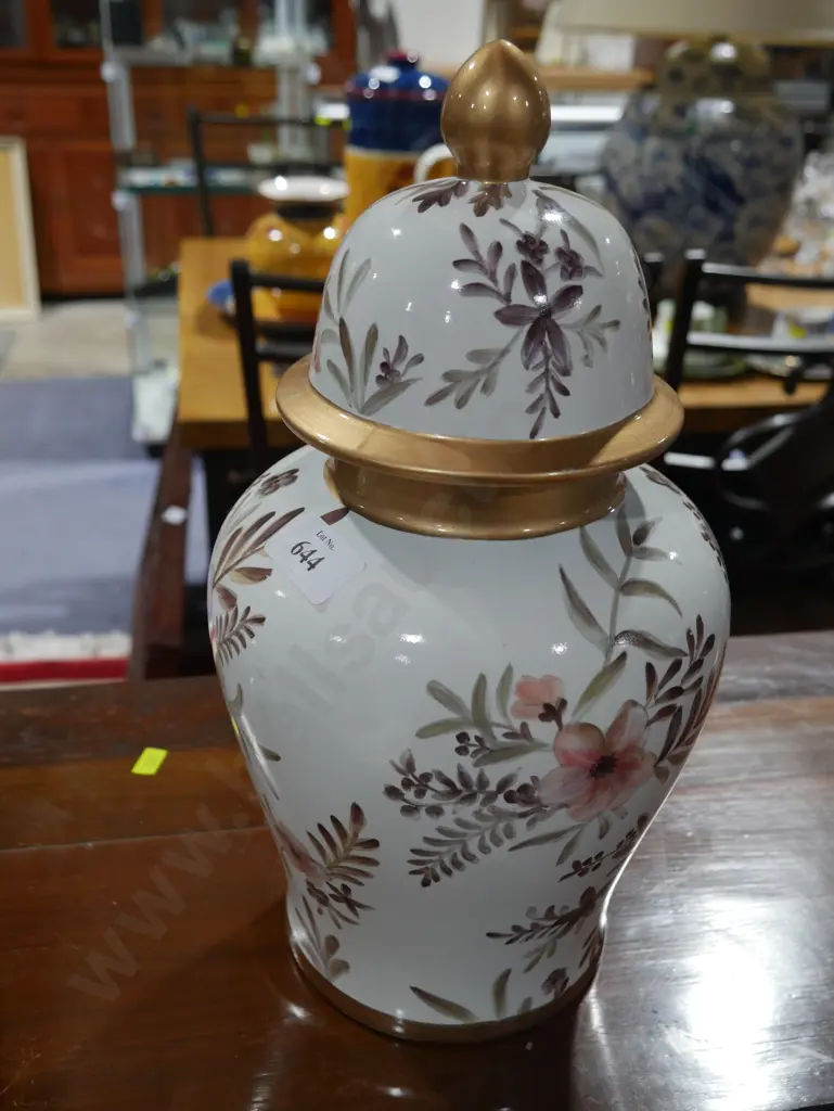 Lidded urn Image 1++