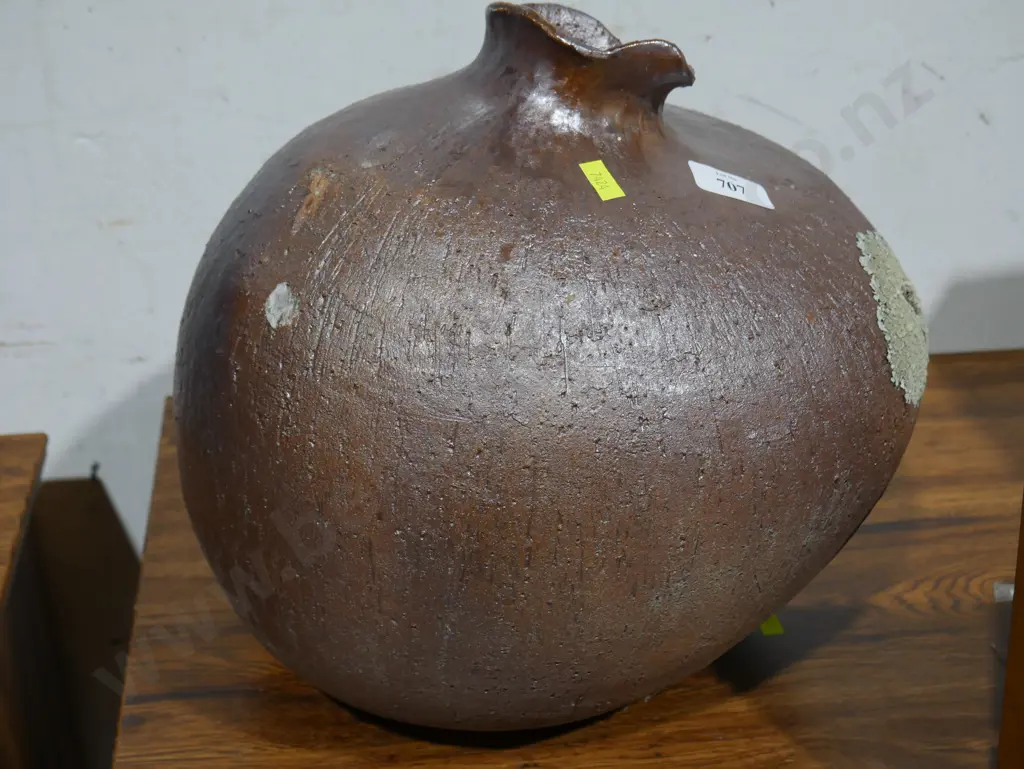 Pottery vase Image 1++