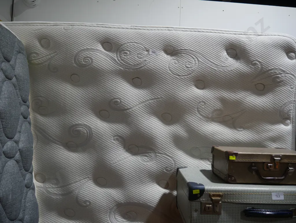 King size bed Image 1++