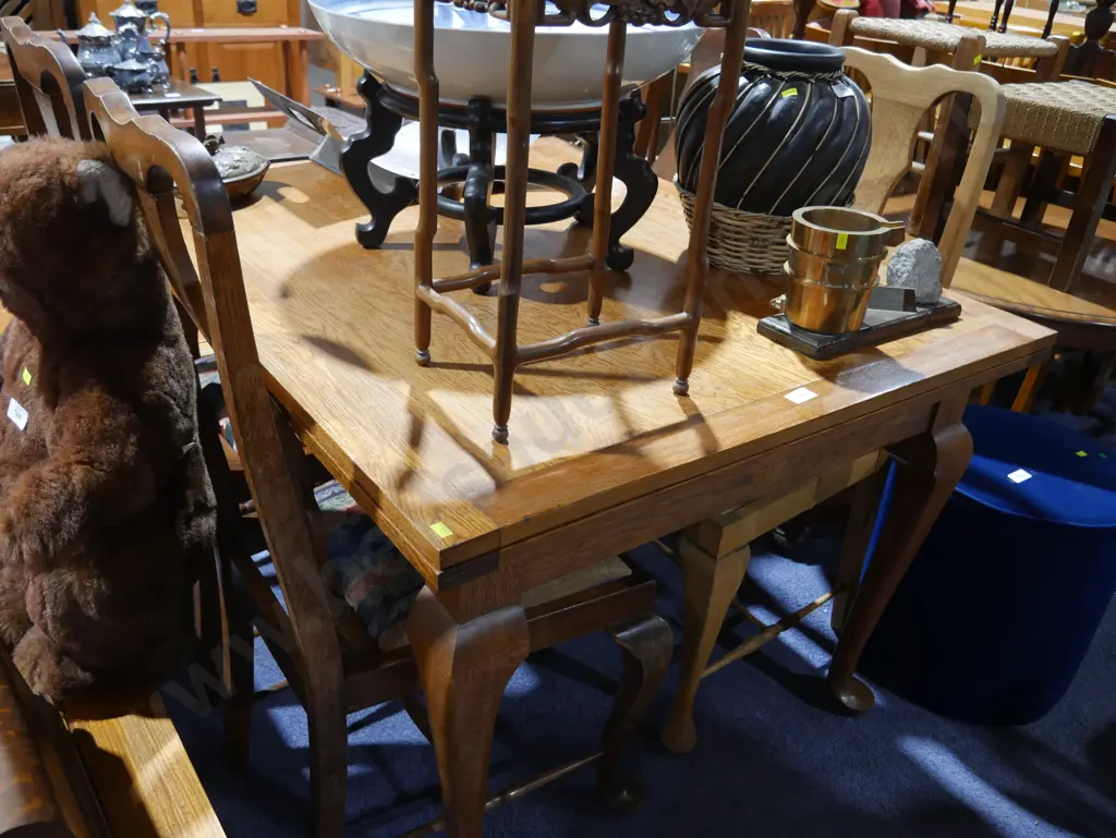 Oak extension dining table and 4 chairs Image 1++