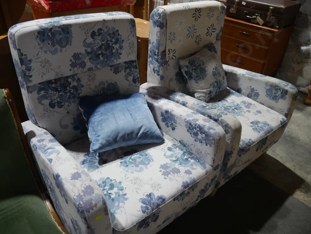 2 lounge chairs Image 1++