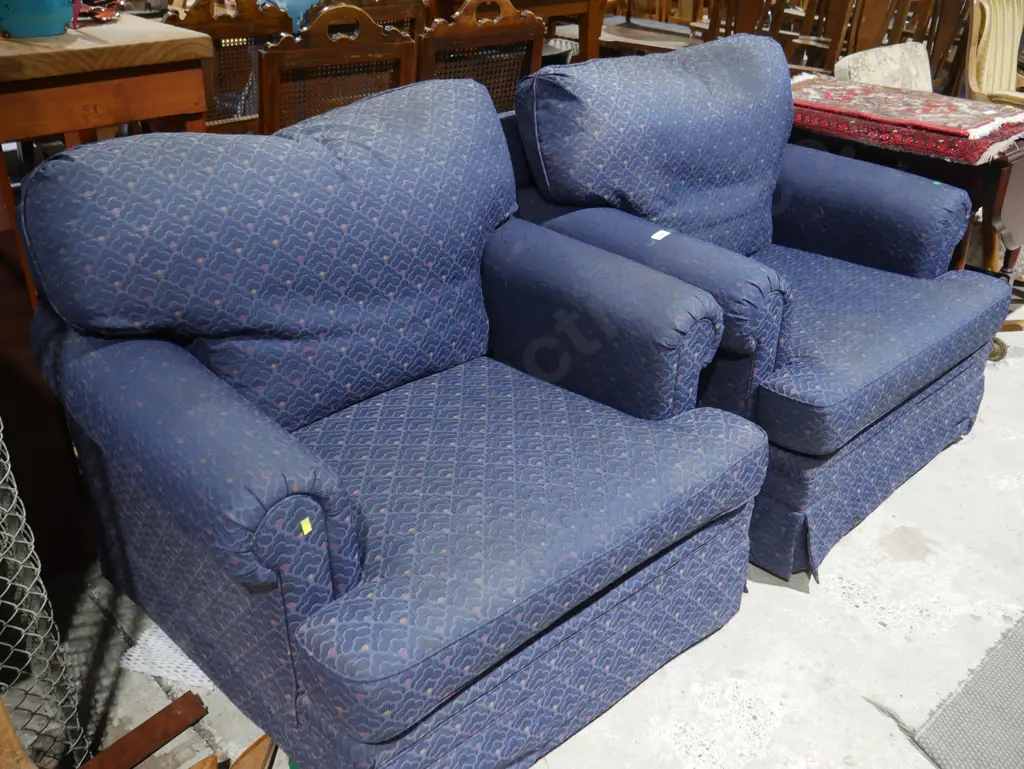 2 lounge chairs Image 1++