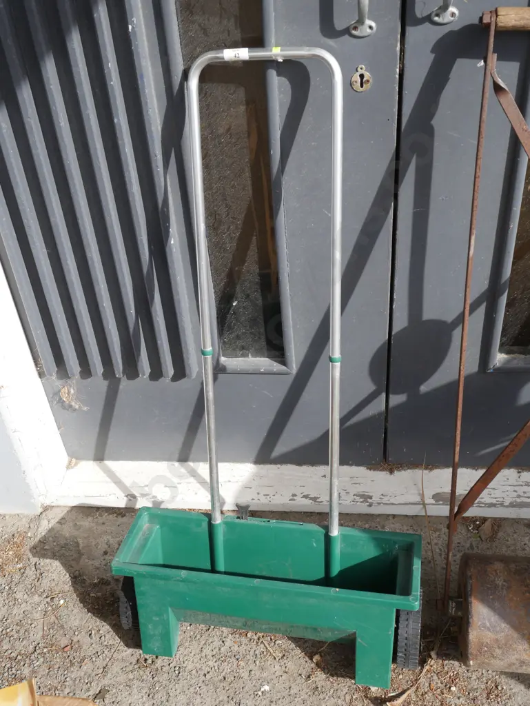 Push along lawn spreader Image 1++