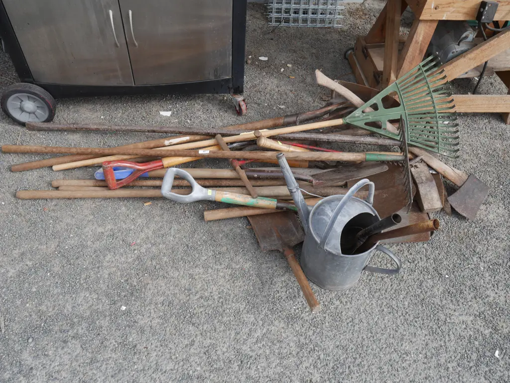 Assorted garden tools Image 1++