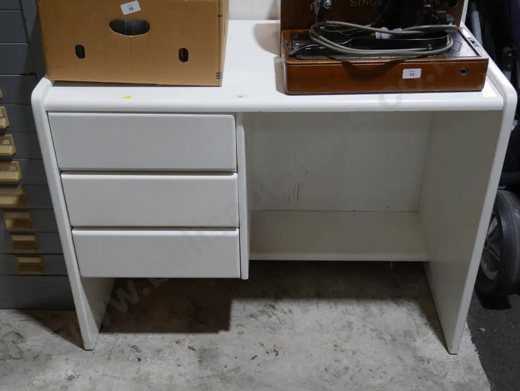 White desk Image 1++