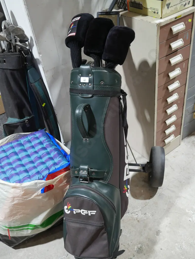 Golf clubs and trundler Image 1++