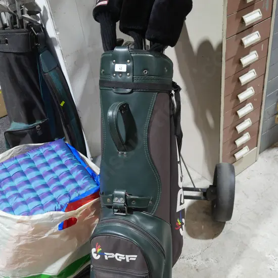 Golf clubs and trundler