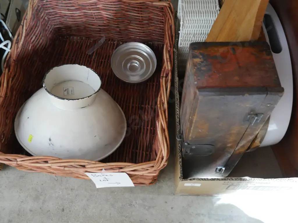 Basket, chopping boards etc Image 1++