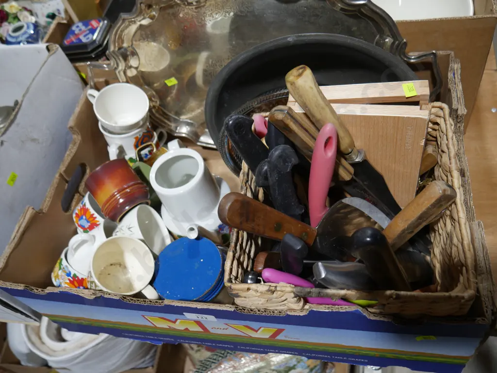 Knives, cups, trays Image 1++