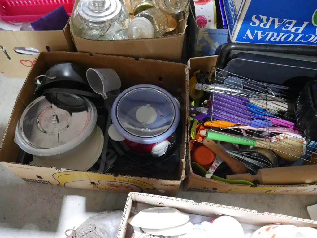 4 boxes kitchenware etc Image 1++