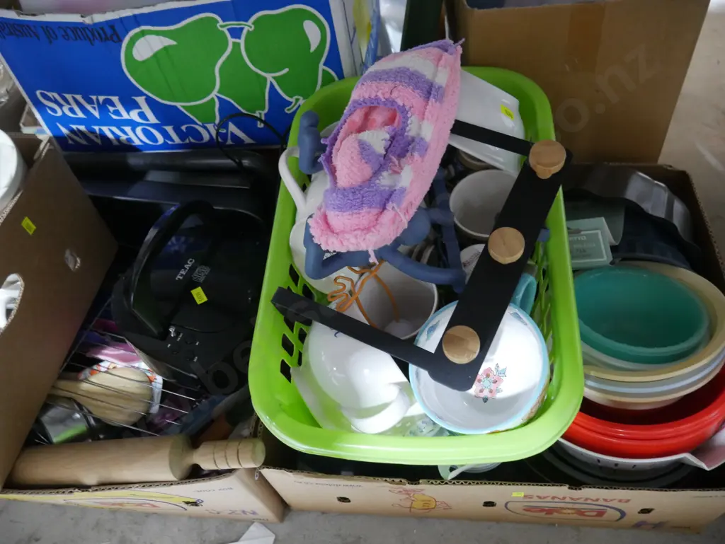 4 boxes kitchenware etc Image 1++