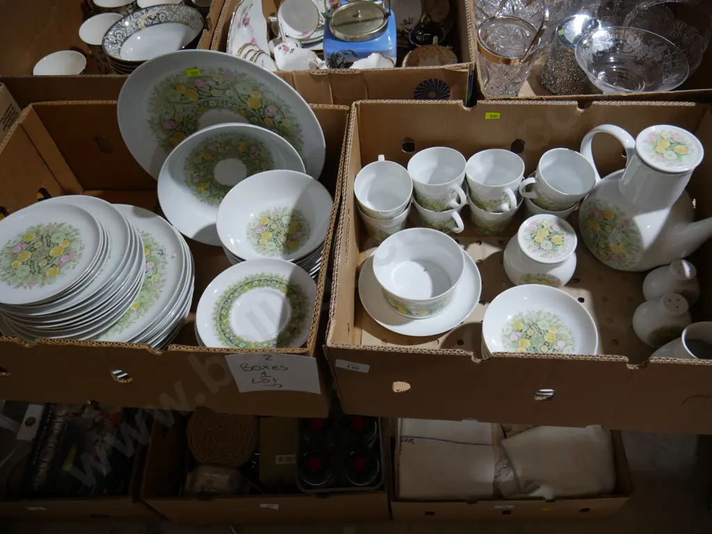 2 boxes noritake dinnerware set Image 1++