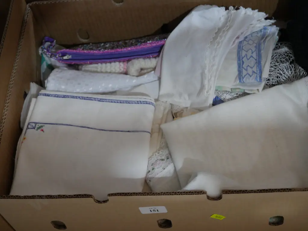 Box of linen Image 1++