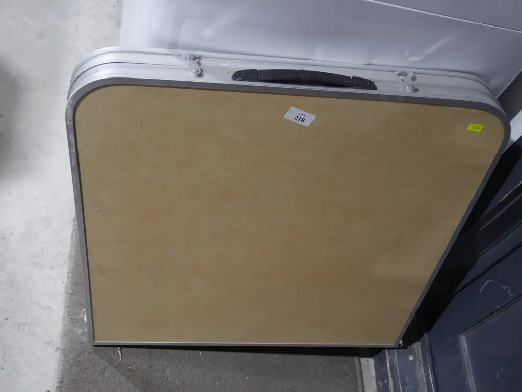 Portable folding table Image 1++