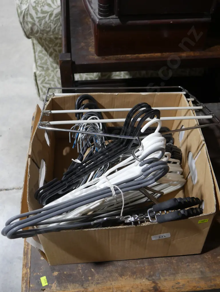 Clothes hangers Image 1++