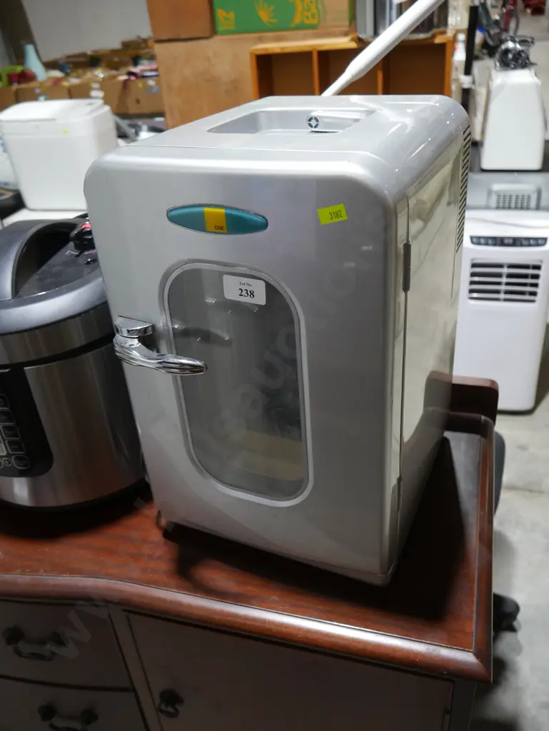 Portable mini fridge Image 1++