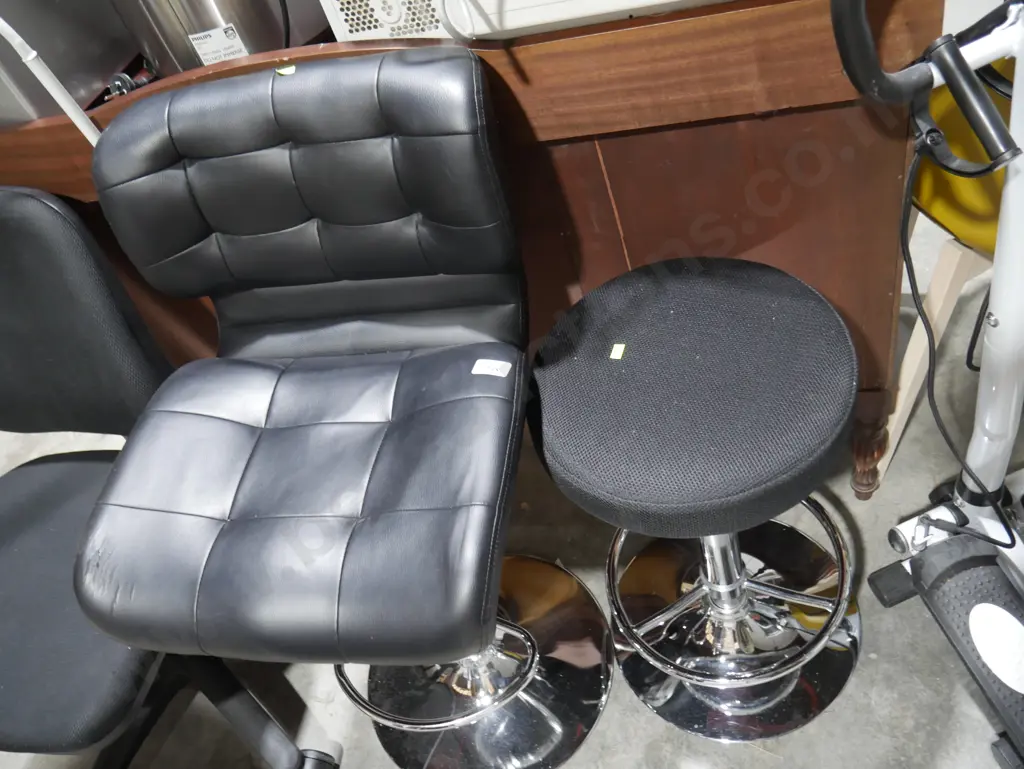 2 bar stools Image 1++