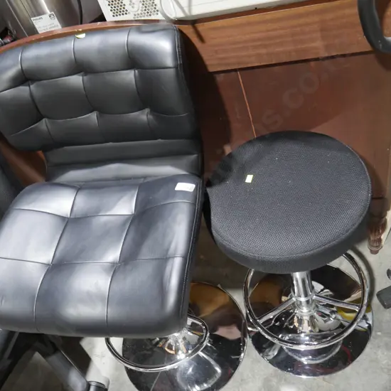 2 bar stools