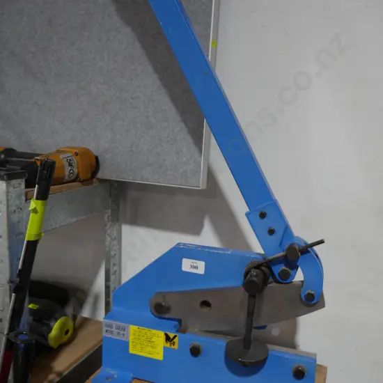 Sheet metal guillotine