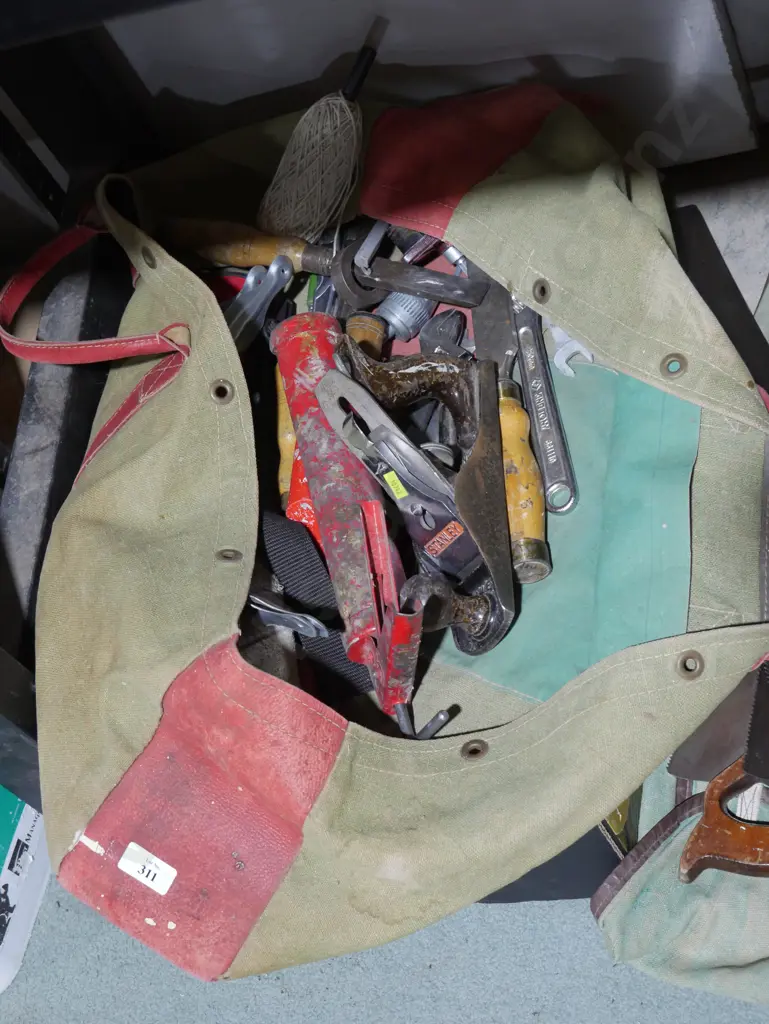 Assorted hand tools Image 1++