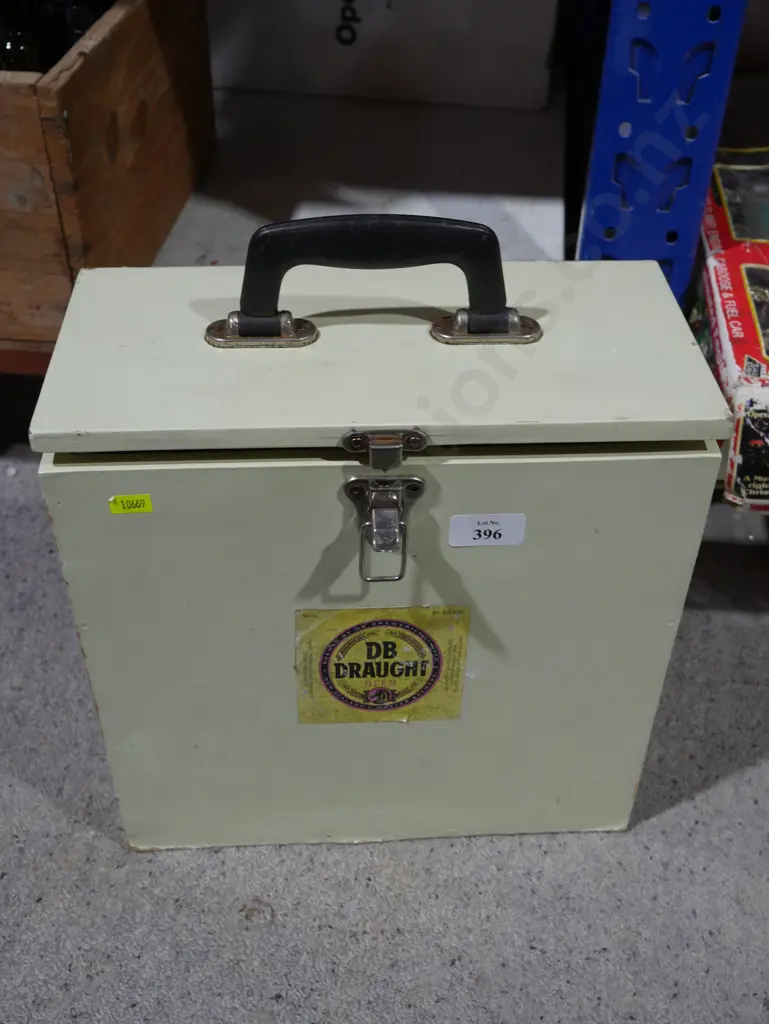 Cased flagons Image 1++