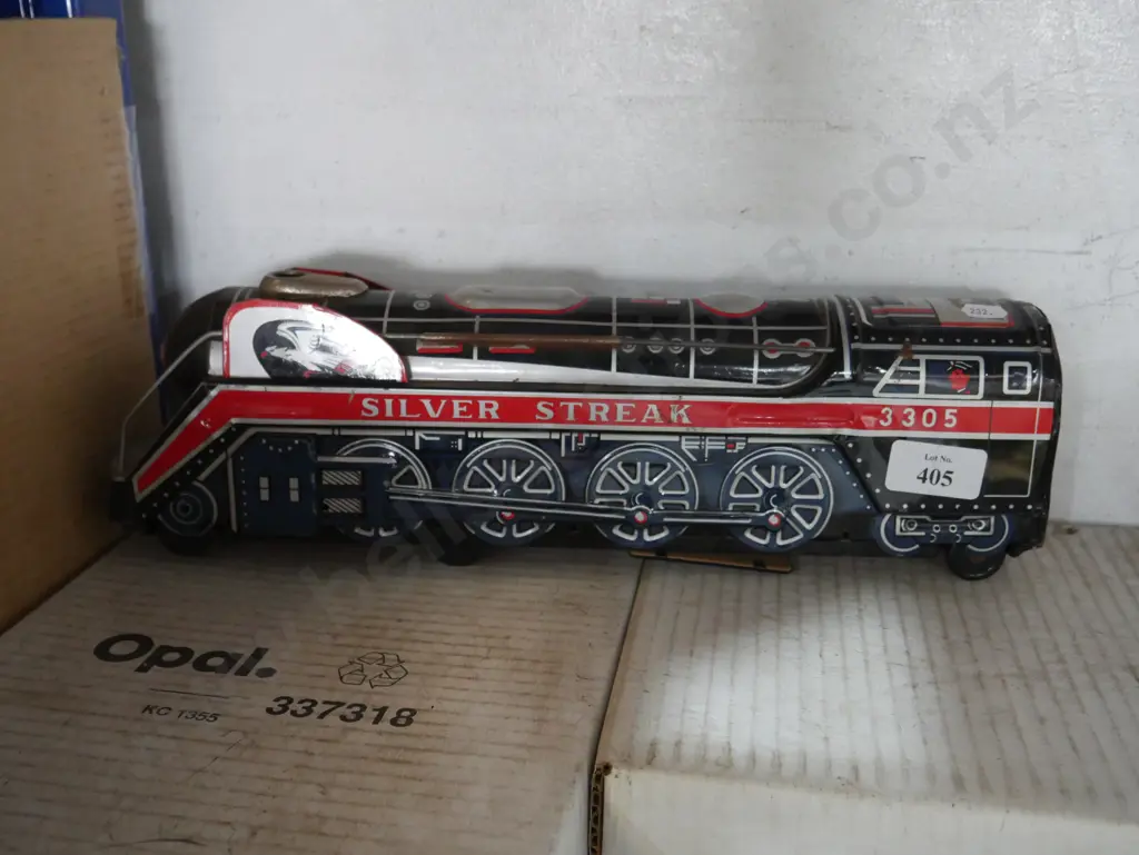 Tin silver streak toy train Image 1++