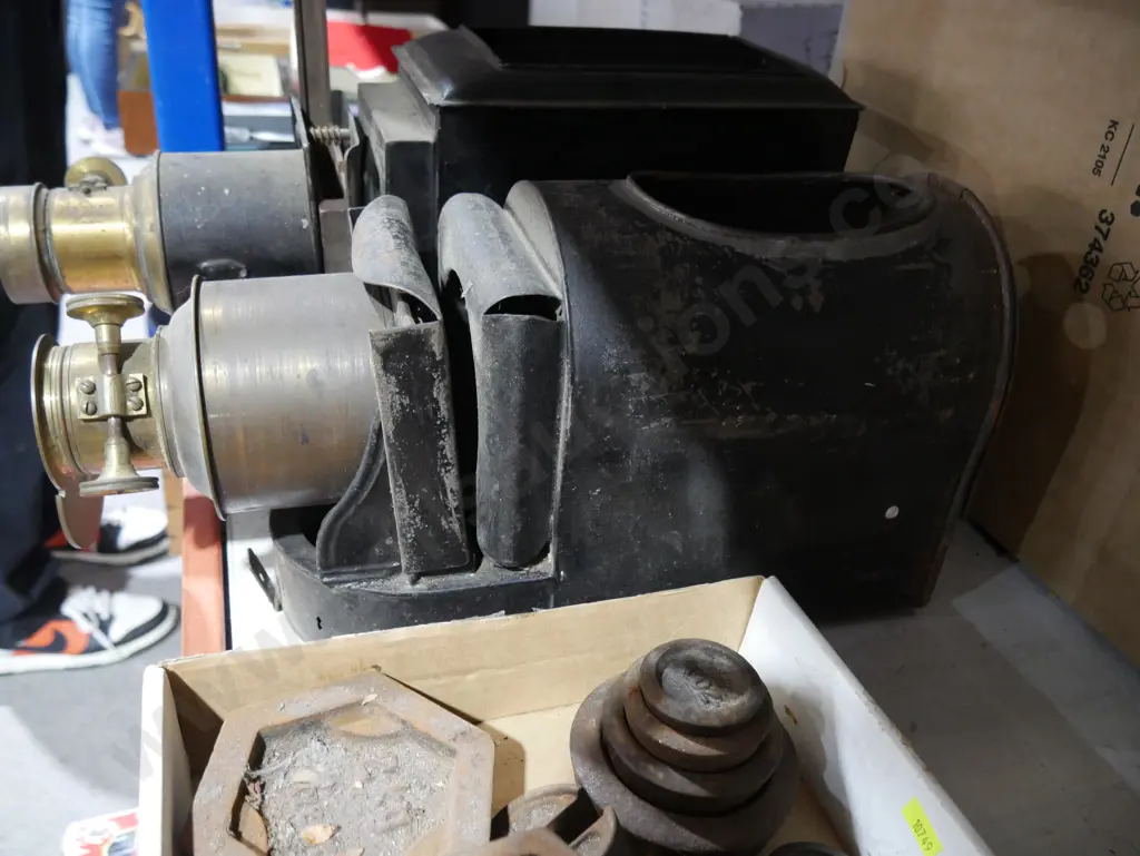 2 magic lanterns Image 1++