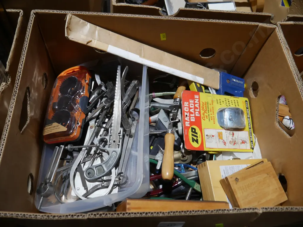 Assorted hand tools Image 1++