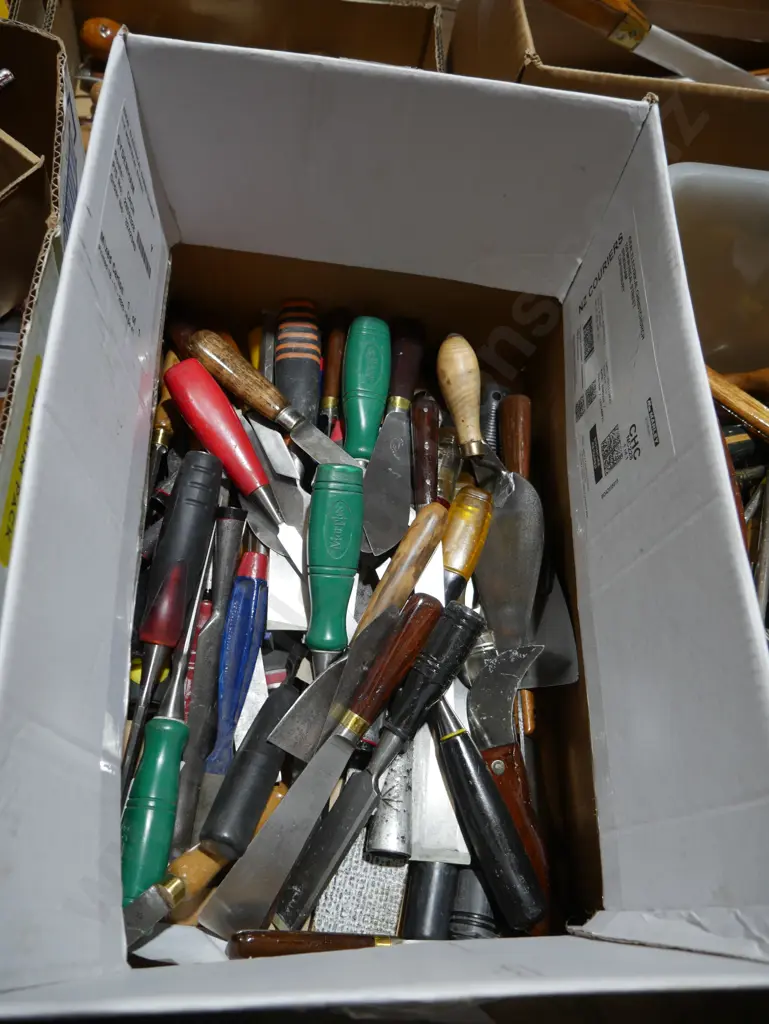 Putty knives and chisels Image 1++