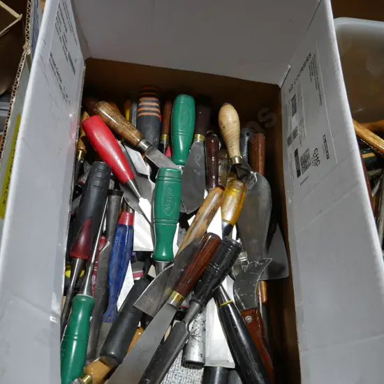 Putty knives and chisels